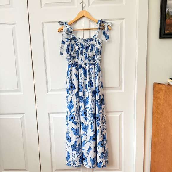 White Maxi Dress with Blue Floral Print and Tie Straps Smocked Summer SHEIN - Picture 2 of 12
